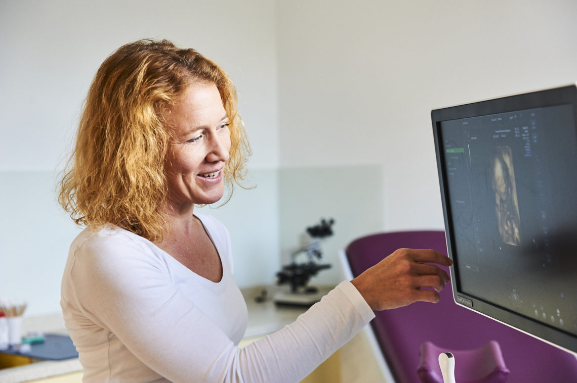 Portrait von Frau Dr. Wintner mit Ultraschallgerät